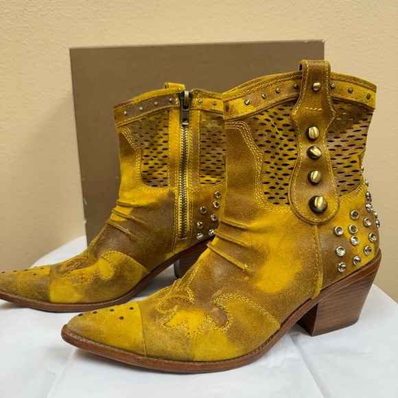 Donald J Pliner Soroh vintage suede boots - Picture 3 of 13